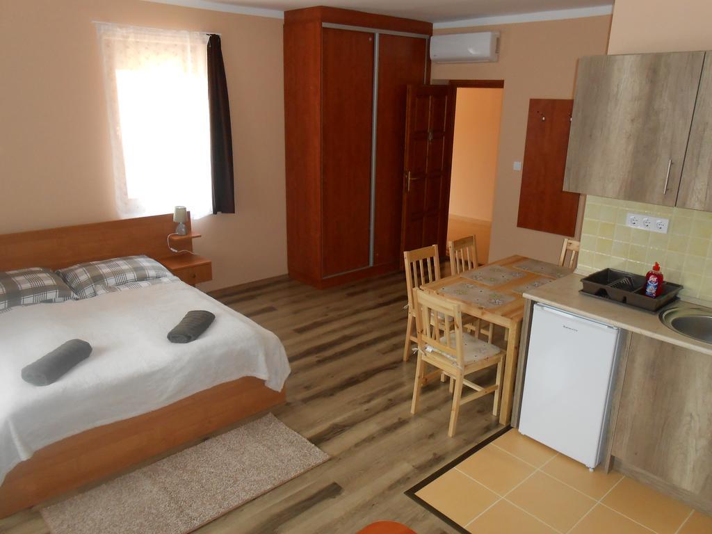 Diofa Vendeghaz Apartment Егер Екстериор снимка