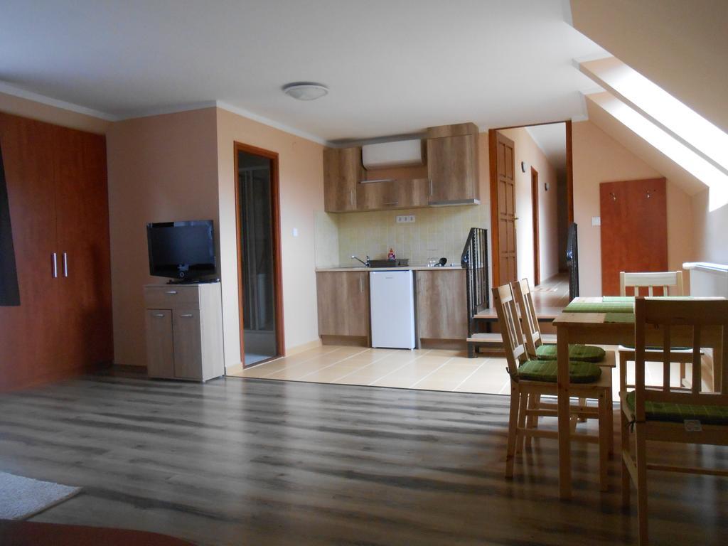 Diofa Vendeghaz Apartment Егер Екстериор снимка