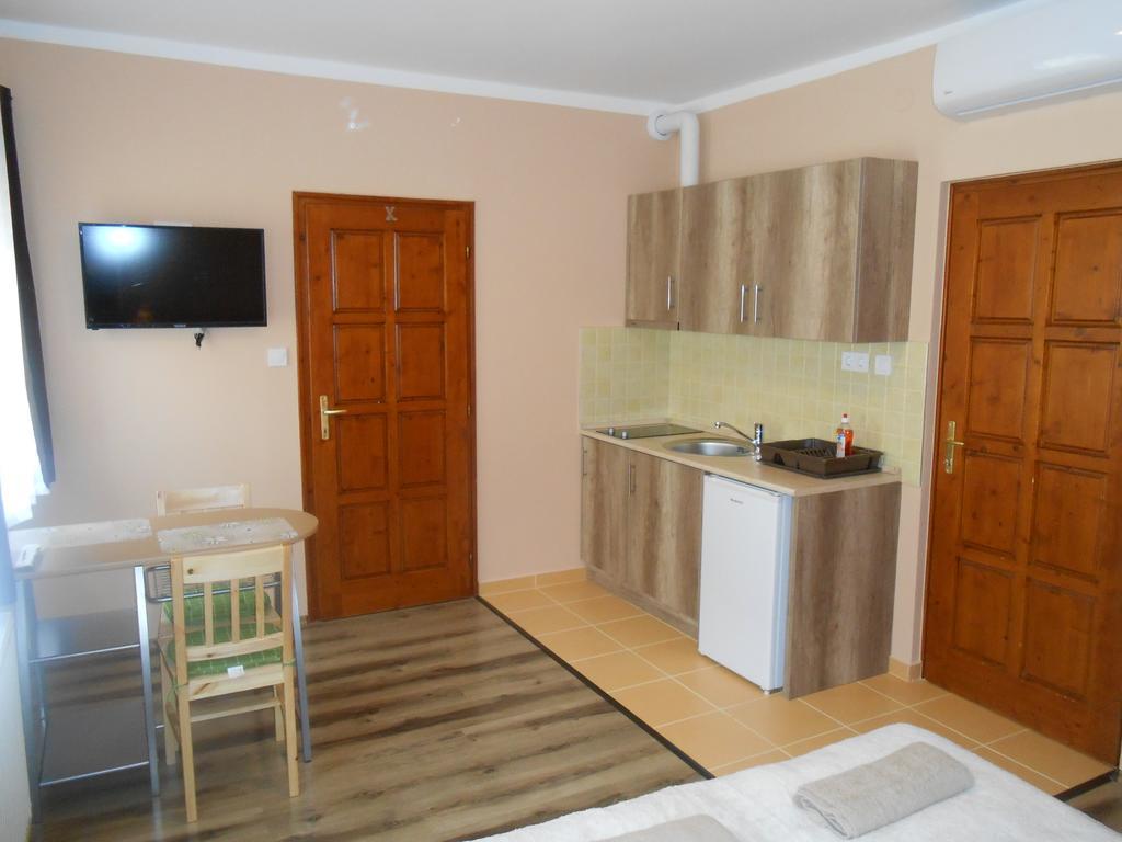 Diofa Vendeghaz Apartment Егер Екстериор снимка